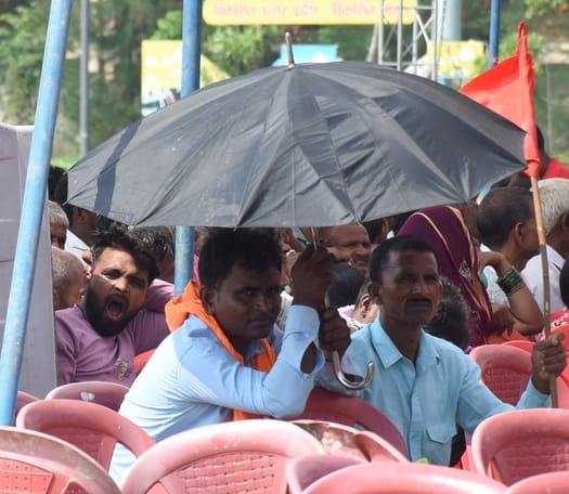धूप से परेशान लोग।