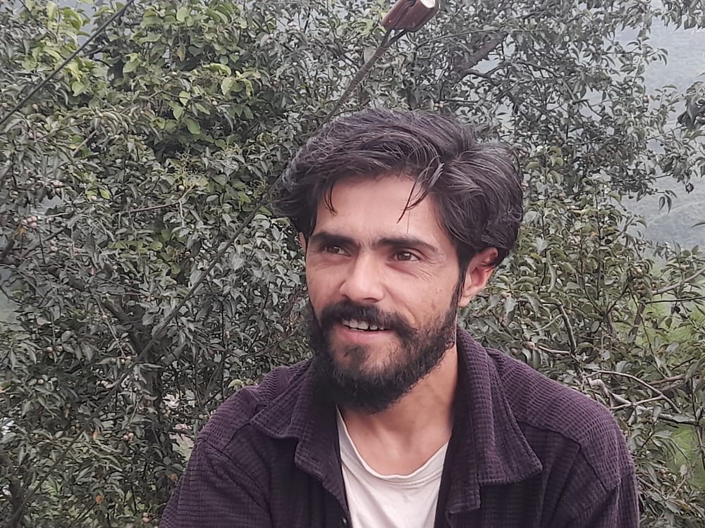 धर्मशाला से मैक्लोगड़ज के मुख्य मार्ग पर सड़क के खस्ताहाल। अमर उजाला धर्मशाला से मैक्लोगड़ज के मुख्य मार्ग पर सड़क के खस्ताहाल। अमर उजाला