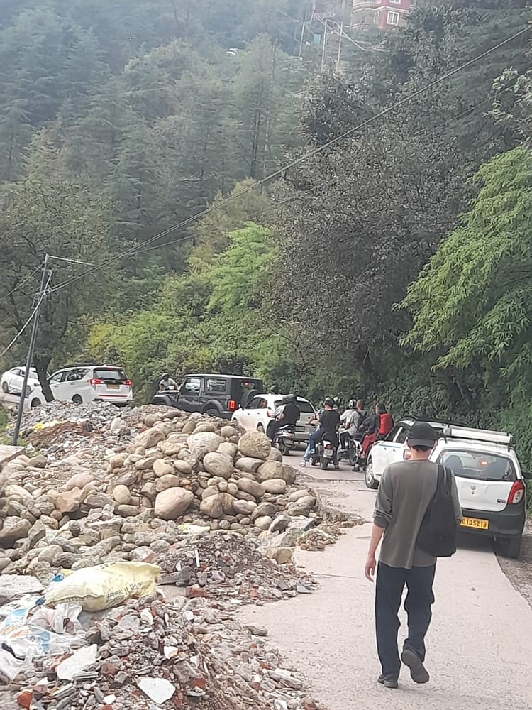 धर्मशाला से मैक्लोगड़ज के मुख्य मार्ग पर सड़क के खस्ताहाल। अमर उजाला धर्मशाला से मैक्लोगड़ज के मुख्य मार्ग पर सड़क के खस्ताहाल। अमर उजाला