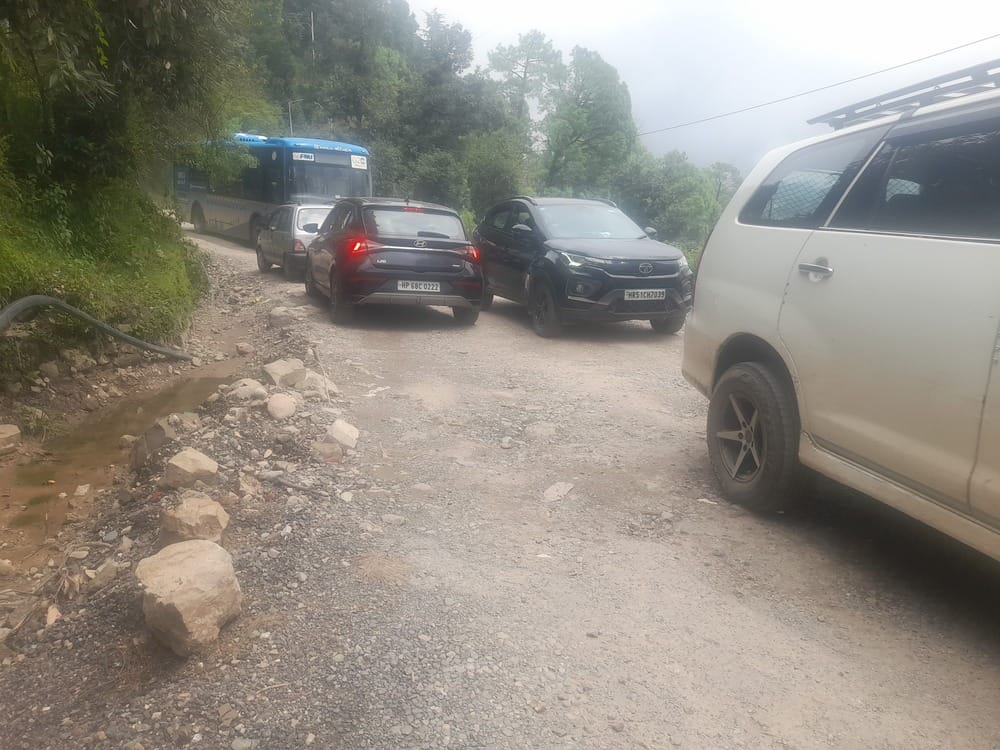 धर्मशाला से मैक्लोगड़ज के मुख्य मार्ग पर सड़क के खस्ताहाल। अमर उजाला धर्मशाला से मैक्लोगड़ज के मुख्य मार्ग पर सड़क के खस्ताहाल। अमर उजाला