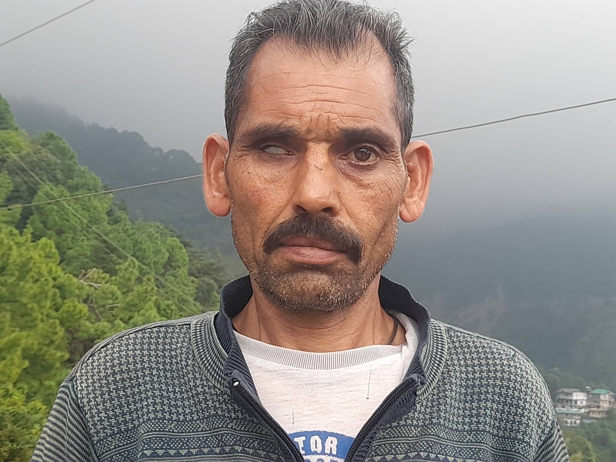 धर्मशाला से मैक्लोगड़ज के मुख्य मार्ग पर सड़क के खस्ताहाल। अमर उजाला धर्मशाला से मैक्लोगड़ज के मुख्य मार्ग पर सड़क के खस्ताहाल। अमर उजाला