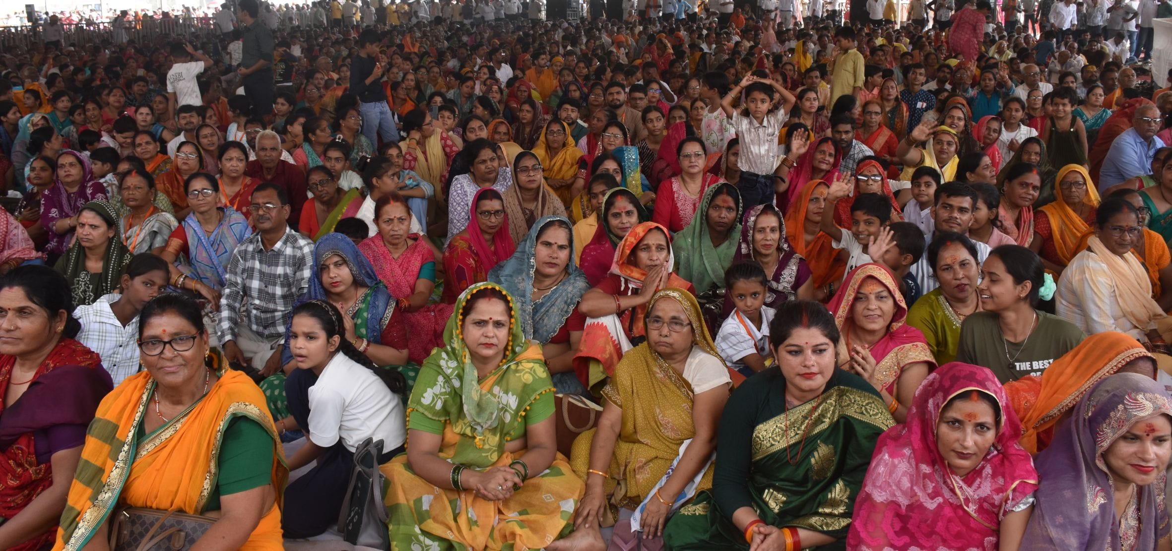 ऊंचाहार क्षेत्र के चड़रई में आयोजित शिवपुराण कथा के मंच पर हाथ उठाकर हर हर महादेव बोलते मुख्यमं