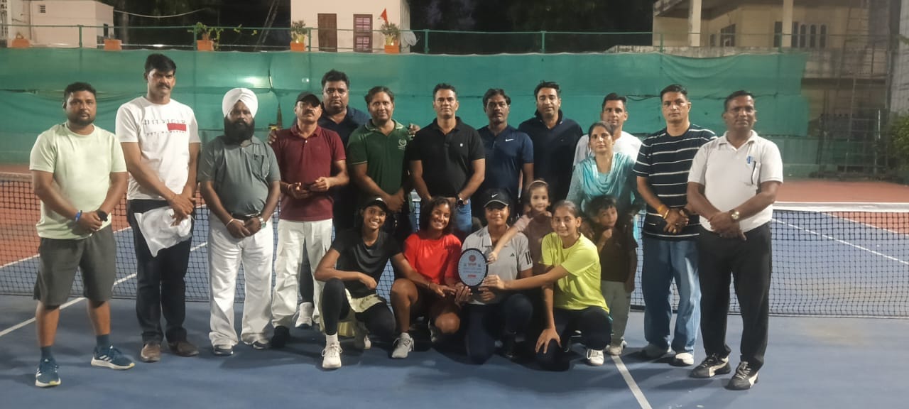 विजेताओं को सम्मानित करते जिला मौलिक शिक्षा अधिकारी व उपस्थित अन्य। विभाग विजेताओं को सम्मानित करते जिला मौलिक शिक्षा अधिकारी व उपस्थित अन्य। विभाग