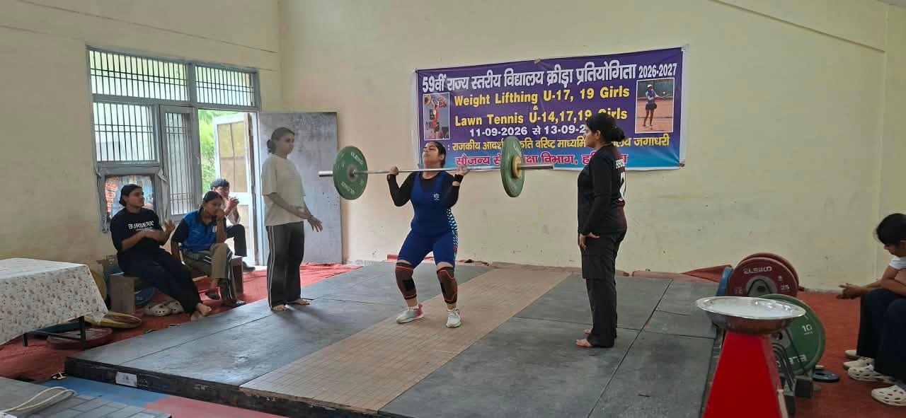 विजेताओं को सम्मानित करते जिला मौलिक शिक्षा अधिकारी व उपस्थित अन्य। विभाग विजेताओं को सम्मानित करते जिला मौलिक शिक्षा अधिकारी व उपस्थित अन्य। विभाग