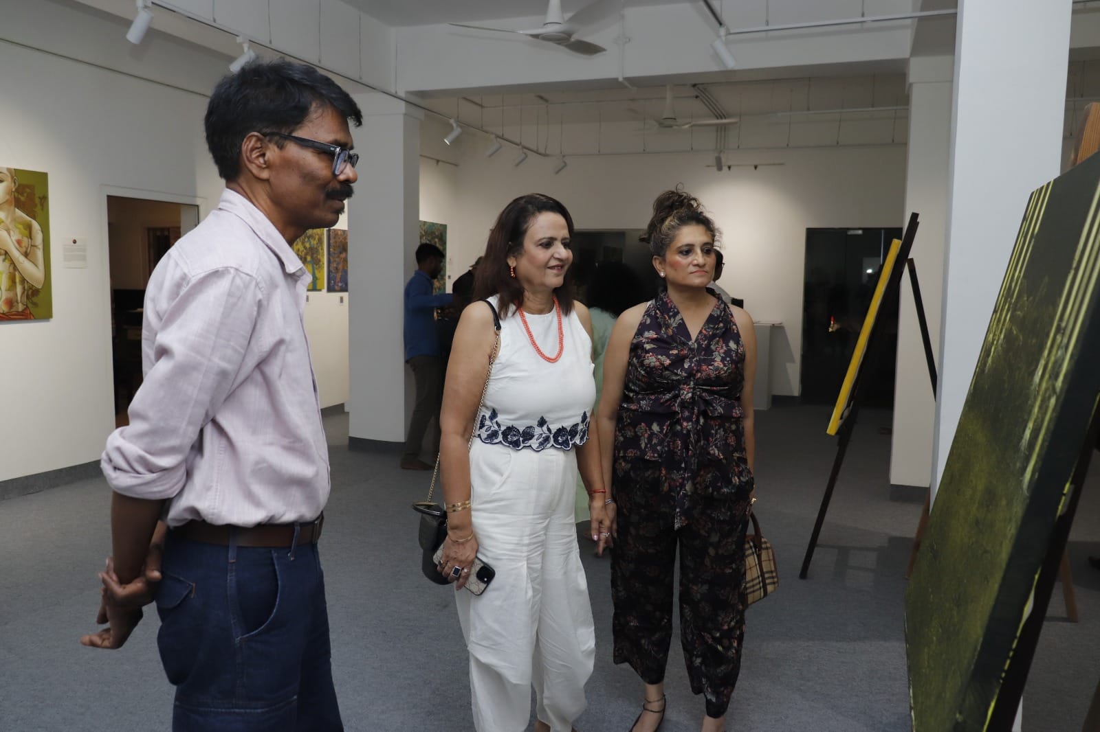 अलीगंज स्थित कलास्रोत आर्ट गैलरी में आयोजित बियॉन्ड द फ्रेम्स प्रदर्शनी अलीगंज स्थित कलास्रोत आर्ट गैलरी में आयोजित बियॉन्ड द फ्रेम्स प्रदर्शनी