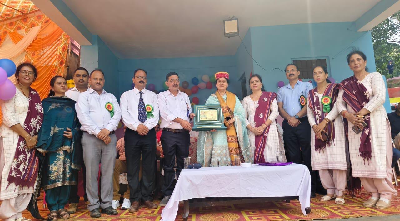 डंगार स्कूल में आयोजित जिला स्तरीय खेलकूद प्रतियोगिता में खो-खो में दमखम दिखाते हुए खिलाड़ी। स् डंगार स्कूल में आयोजित जिला स्तरीय खेलकूद प्रतियोगिता में खो-खो में दमखम दिखाते हुए खिलाड़ी। स्