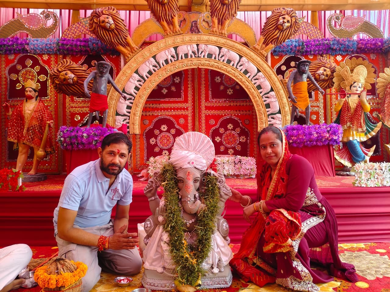 एलिगेंट हाइट सोसाइटी में गणेशोत्सव मनाते लोग। स्रोत : सोसाइटी एलिगेंट हाइट सोसाइटी में गणेशोत्सव मनाते लोग। स्रोत : सोसाइटी