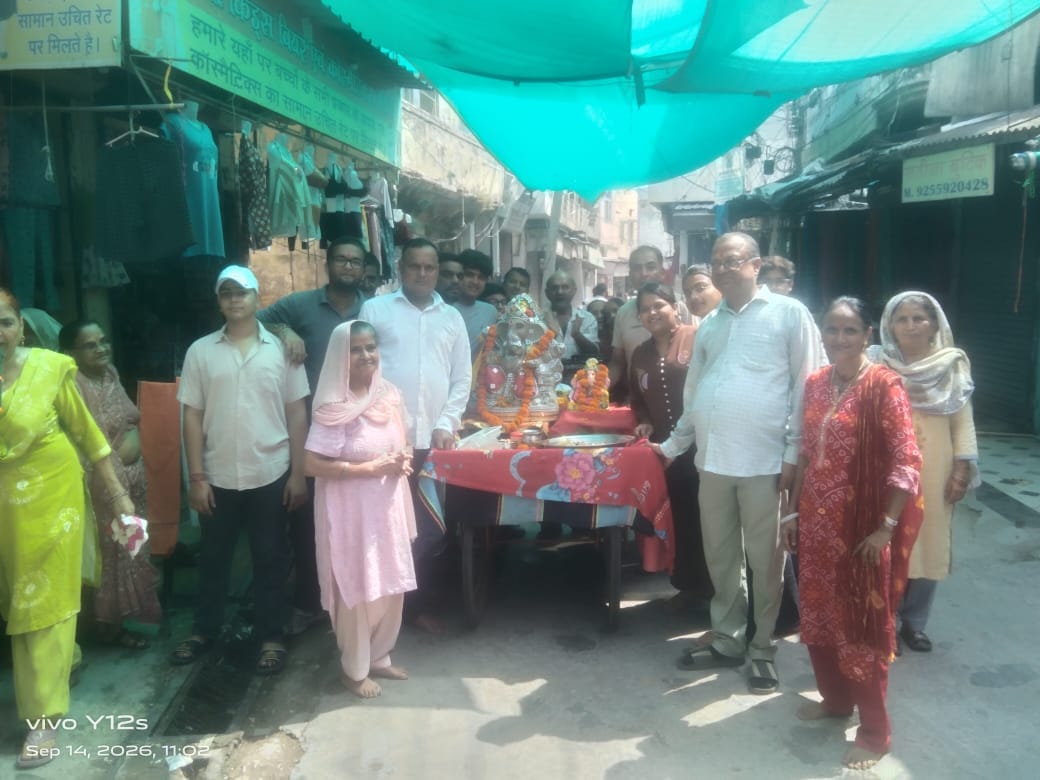एलिगेंट हाइट सोसाइटी में गणेशोत्सव मनाते लोग। स्रोत : सोसाइटी एलिगेंट हाइट सोसाइटी में गणेशोत्सव मनाते लोग। स्रोत : सोसाइटी