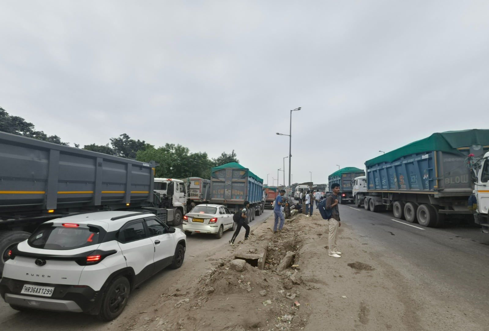 एनएच-48 पर लगा जाम। स्रोत : स्थानीय नागरिक एनएच-48 पर लगा जाम। स्रोत : स्थानीय नागरिक