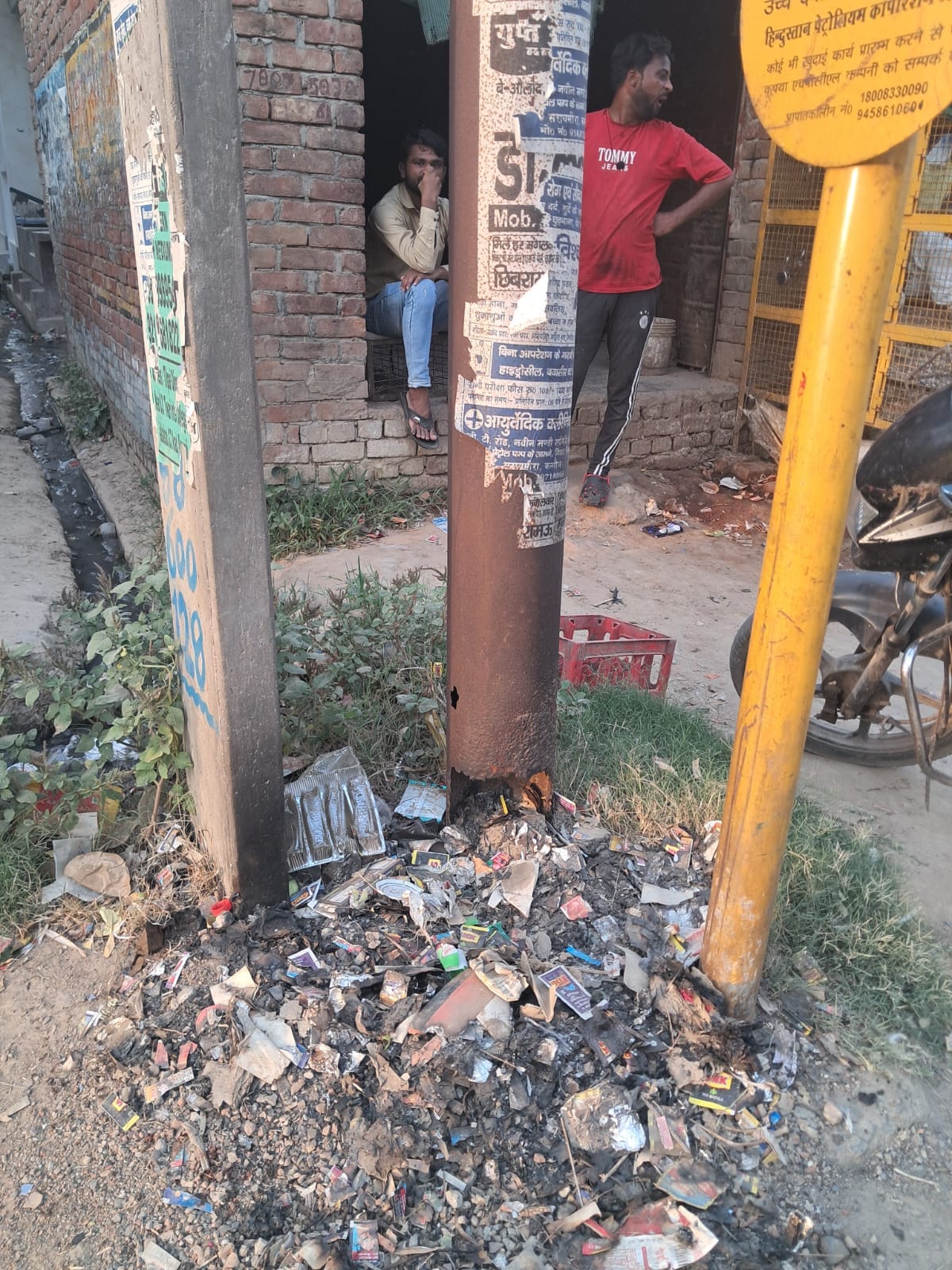 फोटो :10: अमोलर मुख्य बाजार में झुके पोल पर रखा ट्रांसफार्मर। संवाद फोटो :10: अमोलर मुख्य बाजार में झुके पोल पर रखा ट्रांसफार्मर। संवाद