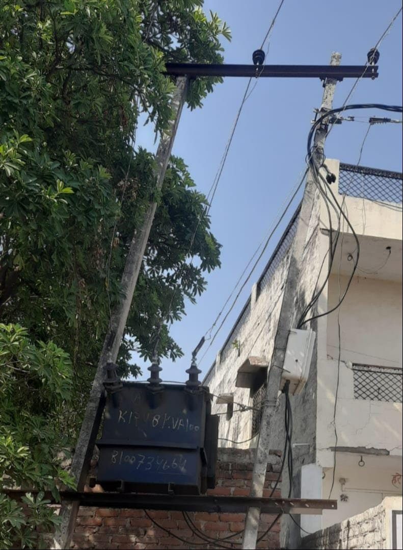 फोटो :10: अमोलर मुख्य बाजार में झुके पोल पर रखा ट्रांसफार्मर। संवाद फोटो :10: अमोलर मुख्य बाजार में झुके पोल पर रखा ट्रांसफार्मर। संवाद