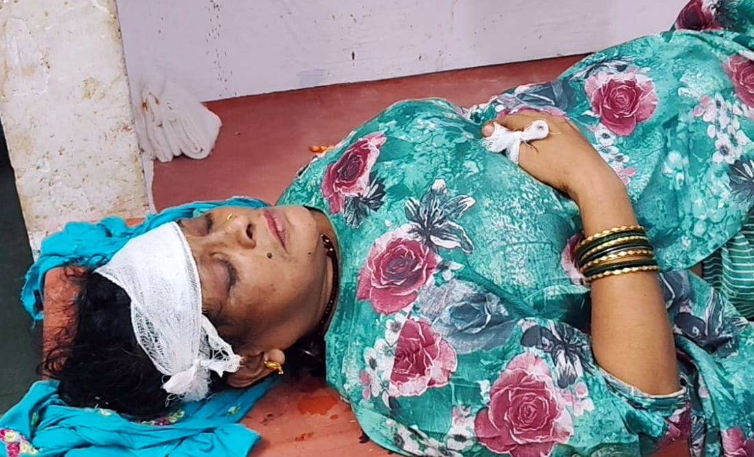 फोटो 14 एमएएचपी 04 परिचय-सीएचसी चरखारी में घायल अफरोज का उपचार करते स्वास्थ्यकर्मी। संवाद फोटो 14 एमएएचपी 04 परिचय-सीएचसी चरखारी में घायल अफरोज का उपचार करते स्वास्थ्यकर्मी। संवाद