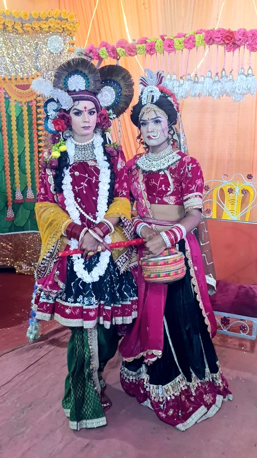 फोटो-20- वंशीनगर में स्थित गजानन गणेश पंडाल में आरती करते आचार्य। संवाद फोटो-20- वंशीनगर में स्थित गजानन गणेश पंडाल में आरती करते आचार्य। संवाद