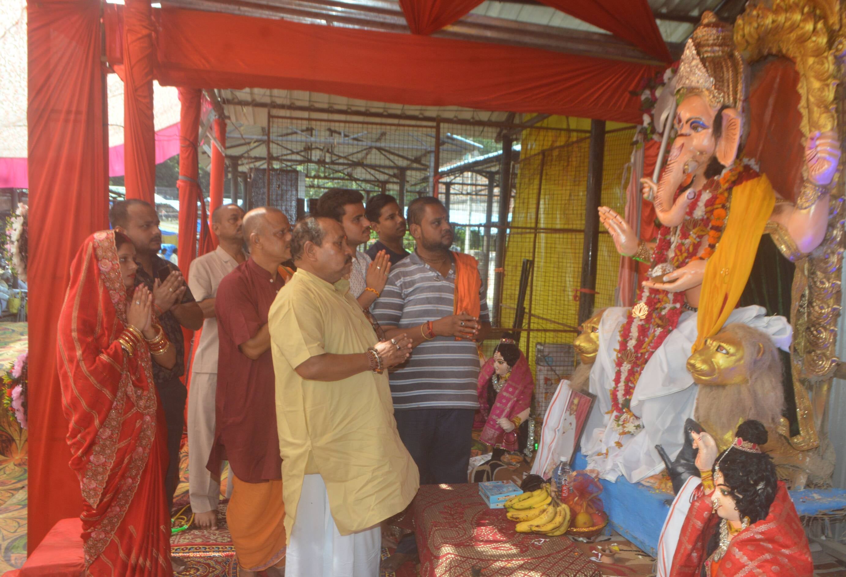 फोटो-20- वंशीनगर में स्थित गजानन गणेश पंडाल में आरती करते आचार्य। संवाद फोटो-20- वंशीनगर में स्थित गजानन गणेश पंडाल में आरती करते आचार्य। संवाद