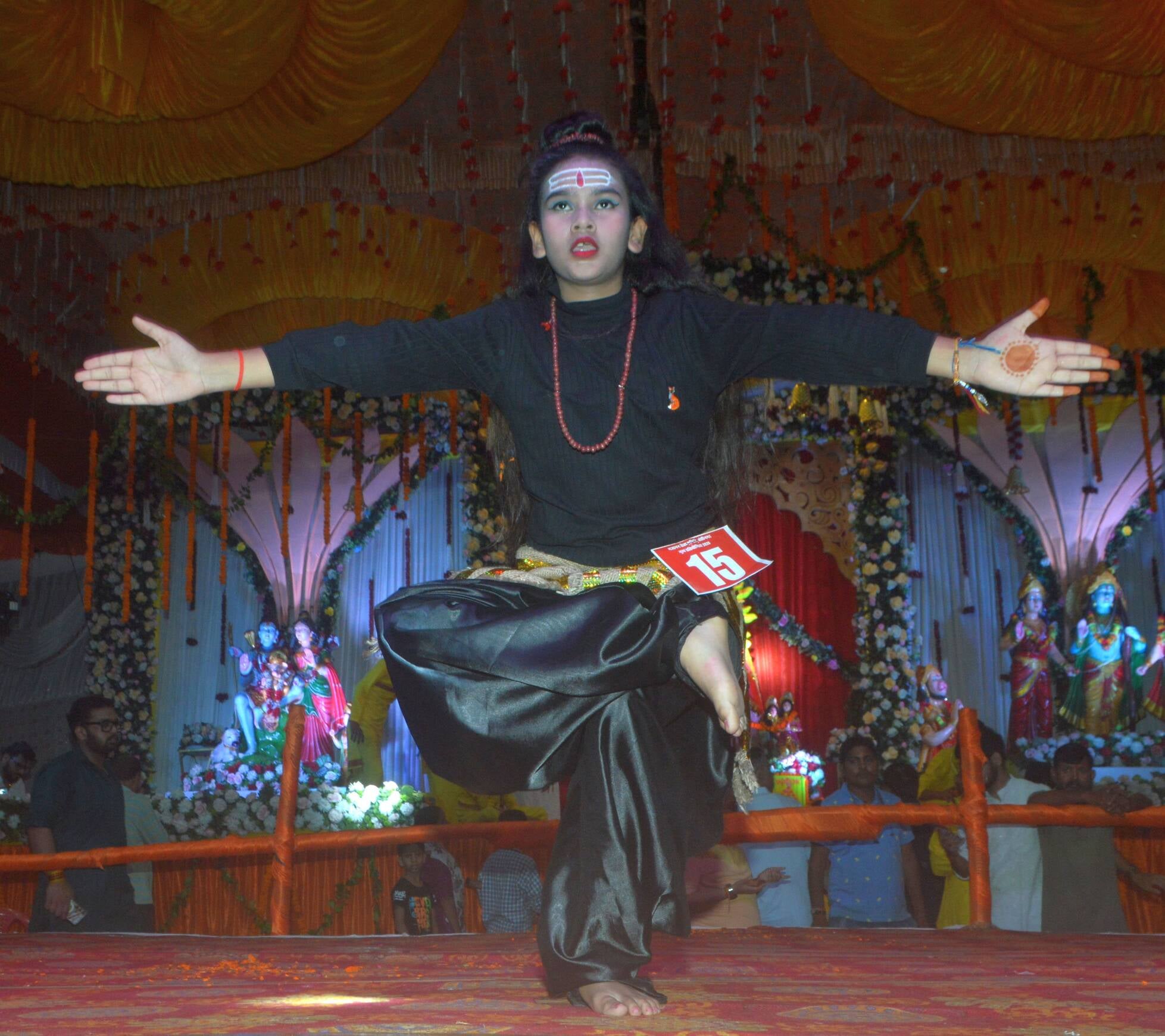 फोटो-20- वंशीनगर में स्थित गजानन गणेश पंडाल में आरती करते आचार्य। संवाद फोटो-20- वंशीनगर में स्थित गजानन गणेश पंडाल में आरती करते आचार्य। संवाद