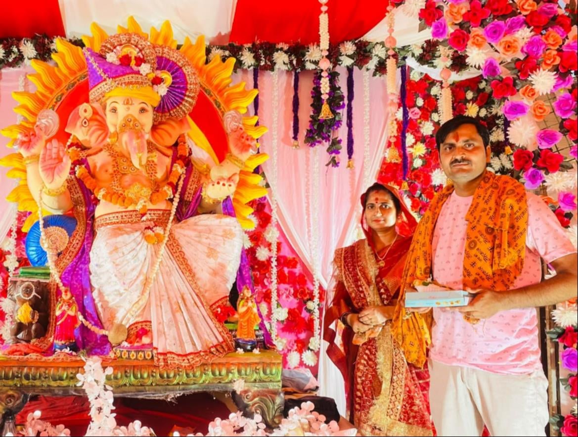 फोटो-20- वंशीनगर में स्थित गजानन गणेश पंडाल में आरती करते आचार्य। संवाद फोटो-20- वंशीनगर में स्थित गजानन गणेश पंडाल में आरती करते आचार्य। संवाद