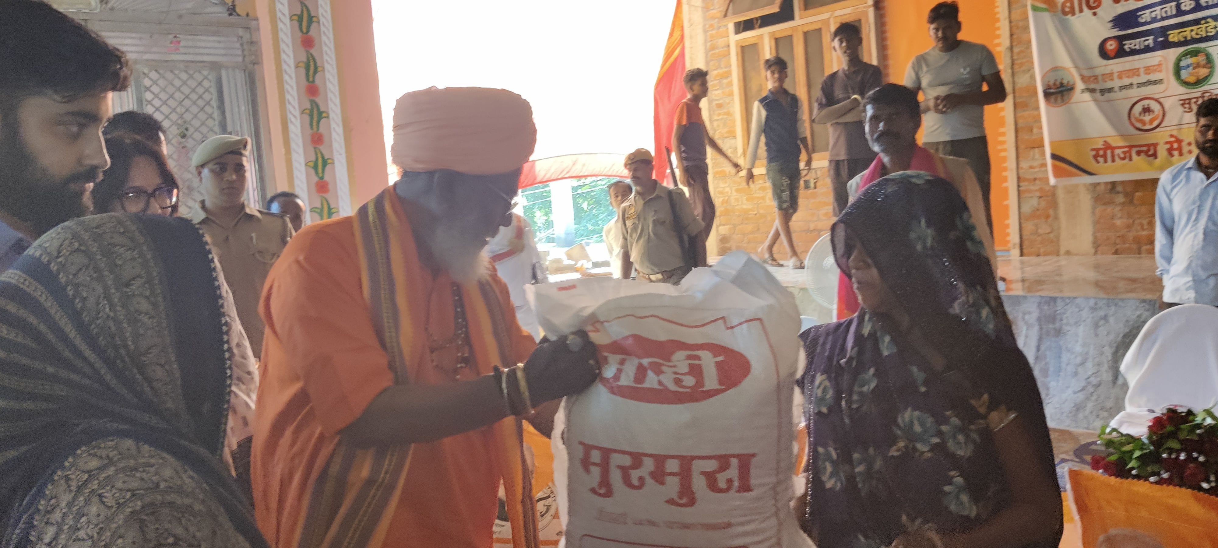 फोटो-24-राहत सामग्री पर सिर रखकर सोया घंटों इंतजार से थका मासूम। संवाद फोटो-24-राहत सामग्री पर सिर रखकर सोया घंटों इंतजार से थका मासूम। संवाद