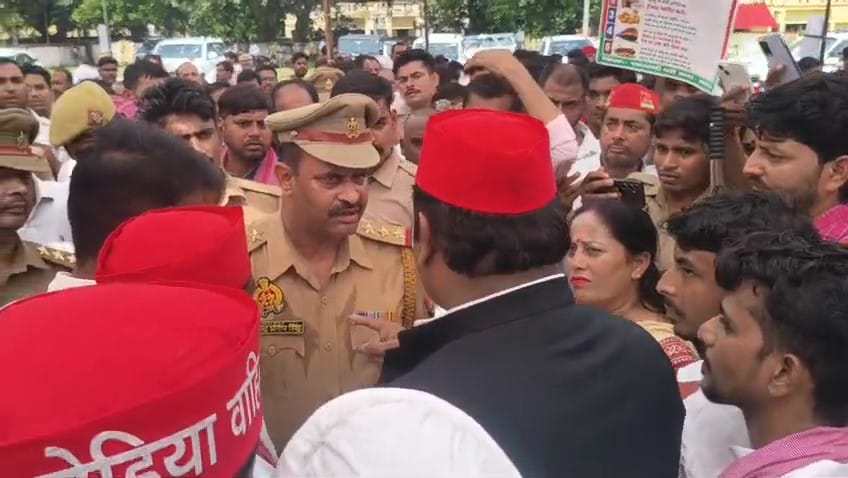 फोटो :26: कलक्ट्रेट परिसर में आलू लेकर प्रदर्शन करते किसान व सपाई। स्रोत : पार्टी फोटो :26: कलक्ट्रेट परिसर में आलू लेकर प्रदर्शन करते किसान व सपाई। स्रोत : पार्टी