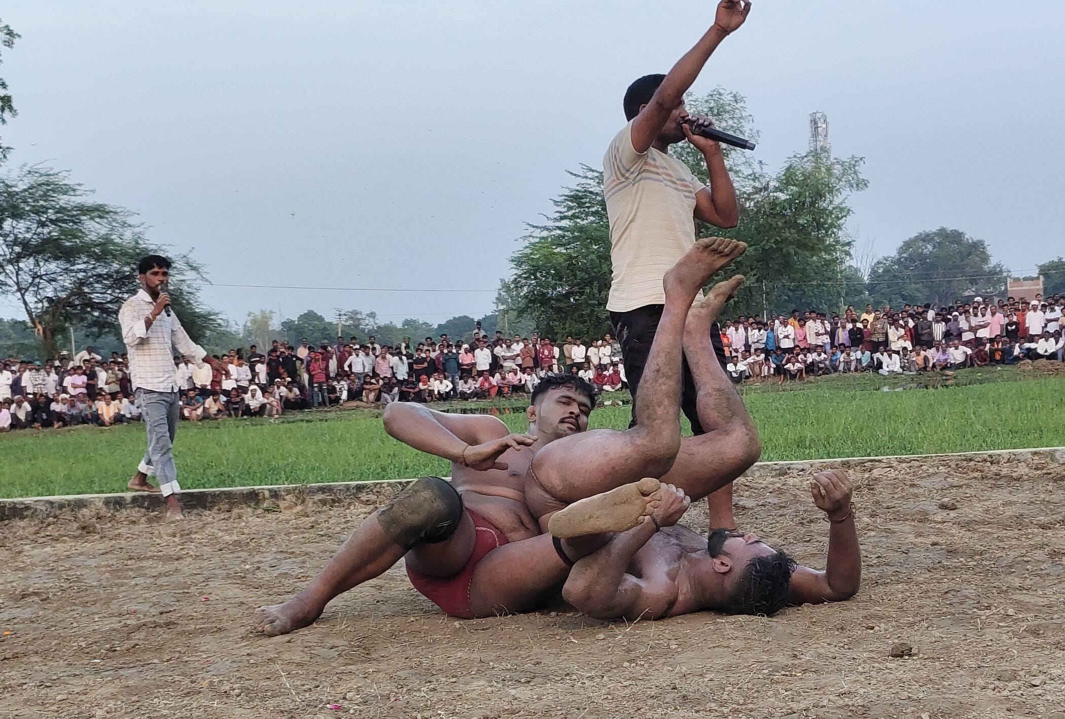 फोटो-34-किशनपुर के गुरुवल गांव में दंगल में दांव पेंच आजमाते पहलवान। संवाद फोटो-34-किशनपुर के गुरुवल गांव में दंगल में दांव पेंच आजमाते पहलवान। संवाद