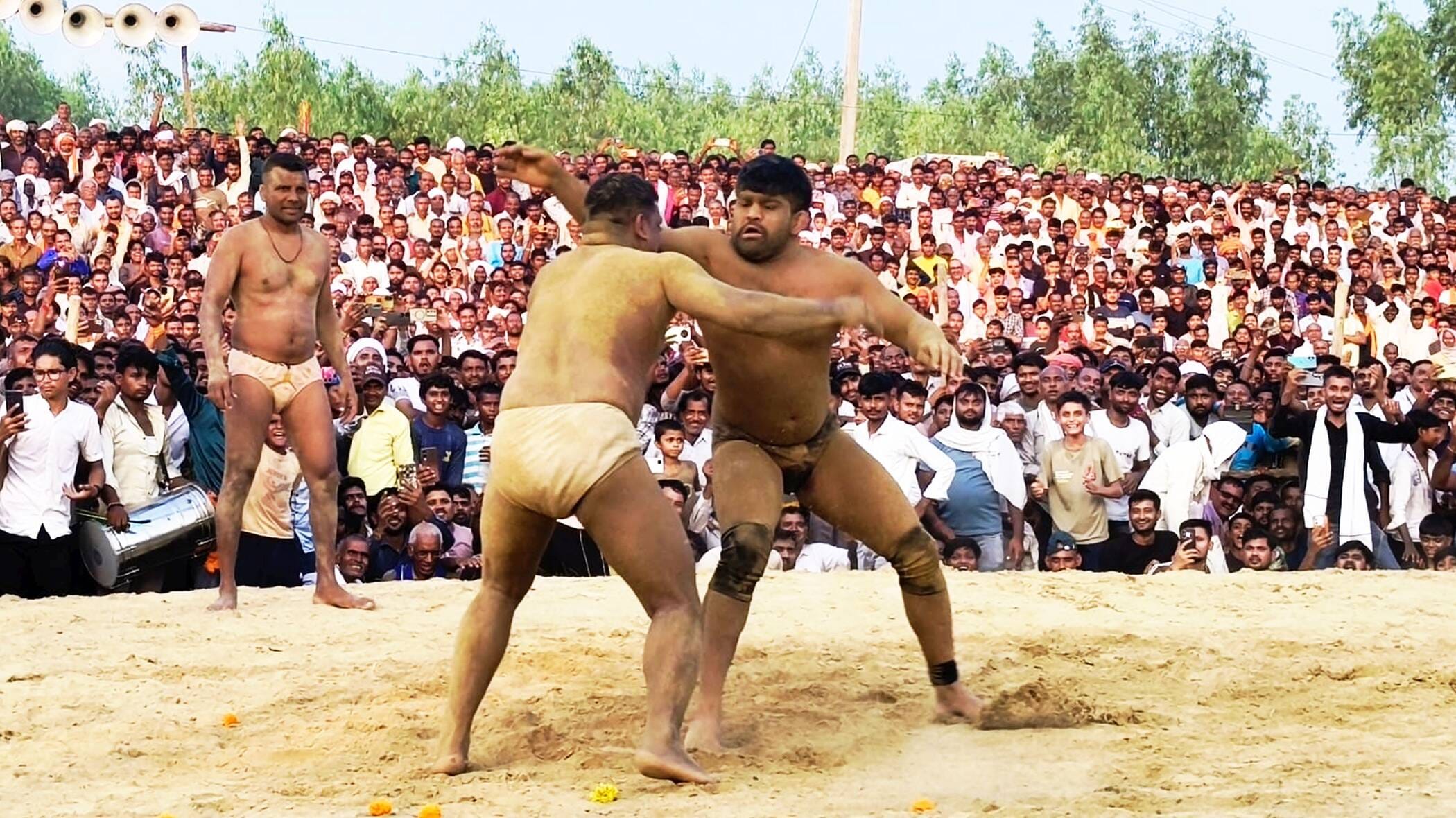 फोटो-34-किशनपुर के गुरुवल गांव में दंगल में दांव पेंच आजमाते पहलवान। संवाद फोटो-34-किशनपुर के गुरुवल गांव में दंगल में दांव पेंच आजमाते पहलवान। संवाद
