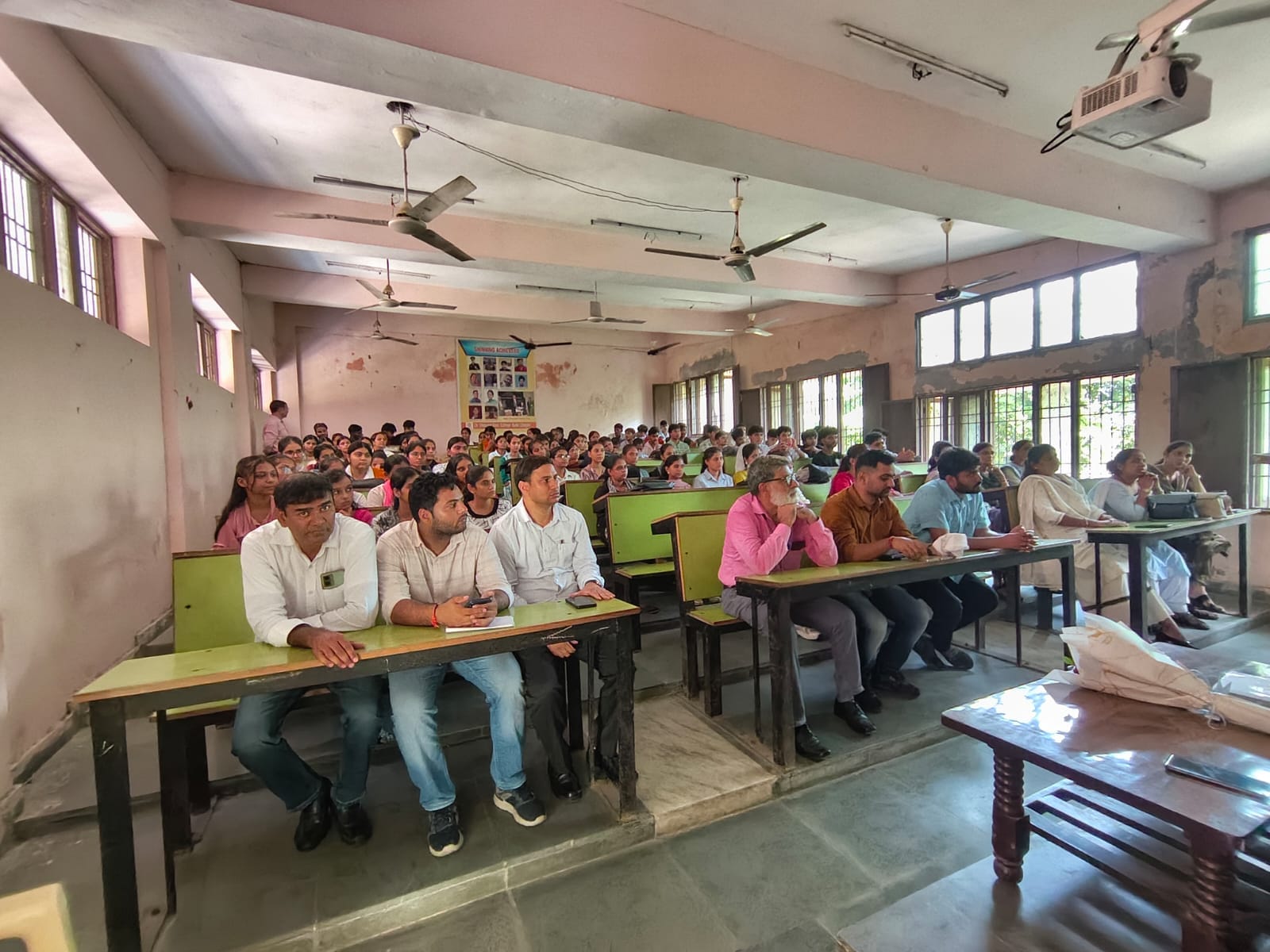 फोटो नंबर 75: महाविद्यालय में आयोजित हिंदी व्याख्यान में भाग लेते छात्र। (संवाद) फोटो नंबर 75: महाविद्यालय में आयोजित हिंदी व्याख्यान में भाग लेते छात्र। (संवाद)