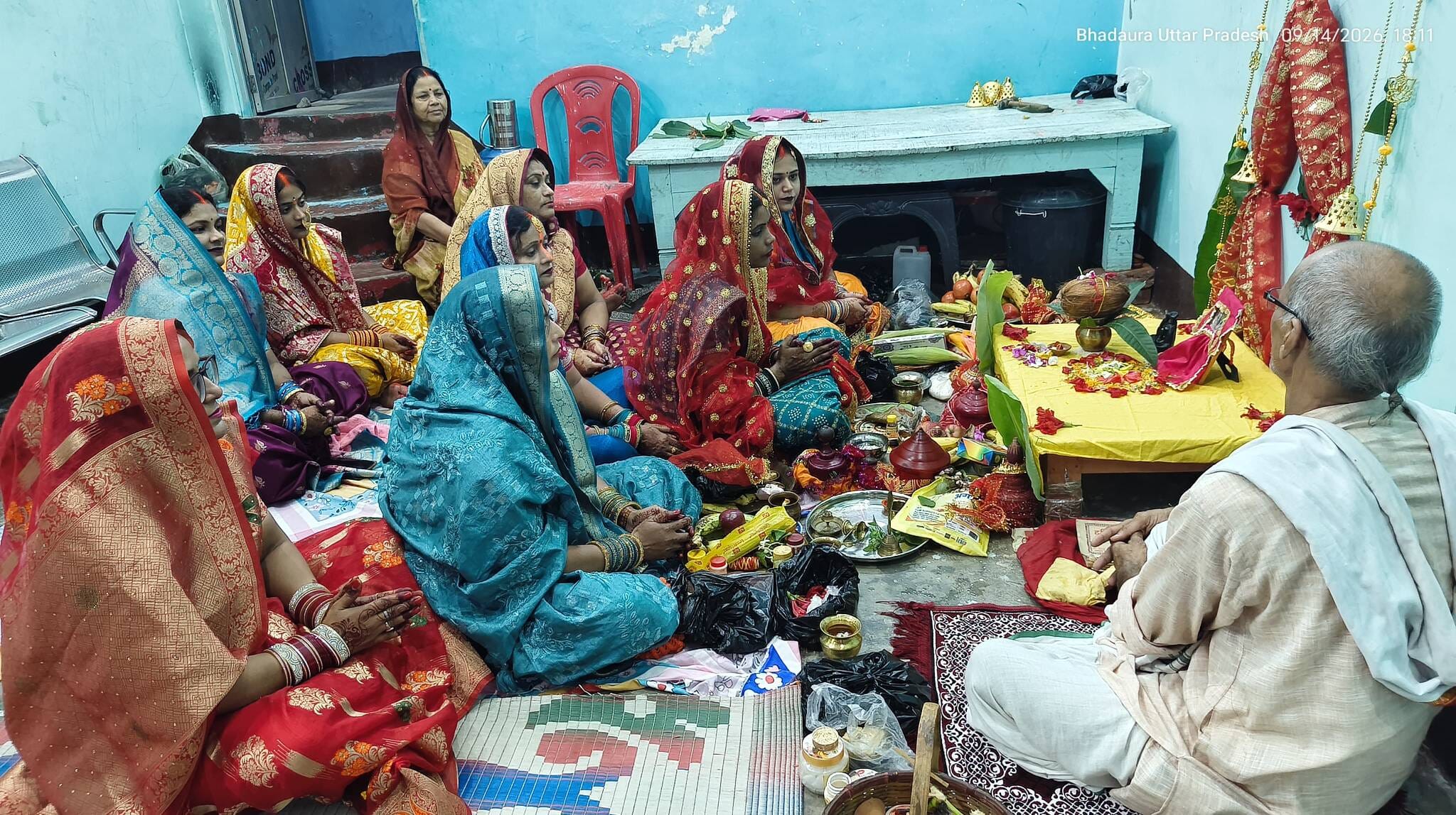 गहमर गांव के नरवा घाट पर गंगा में स्नान करती महिलाएं। संवाद गहमर गांव के नरवा घाट पर गंगा में स्नान करती महिलाएं। संवाद