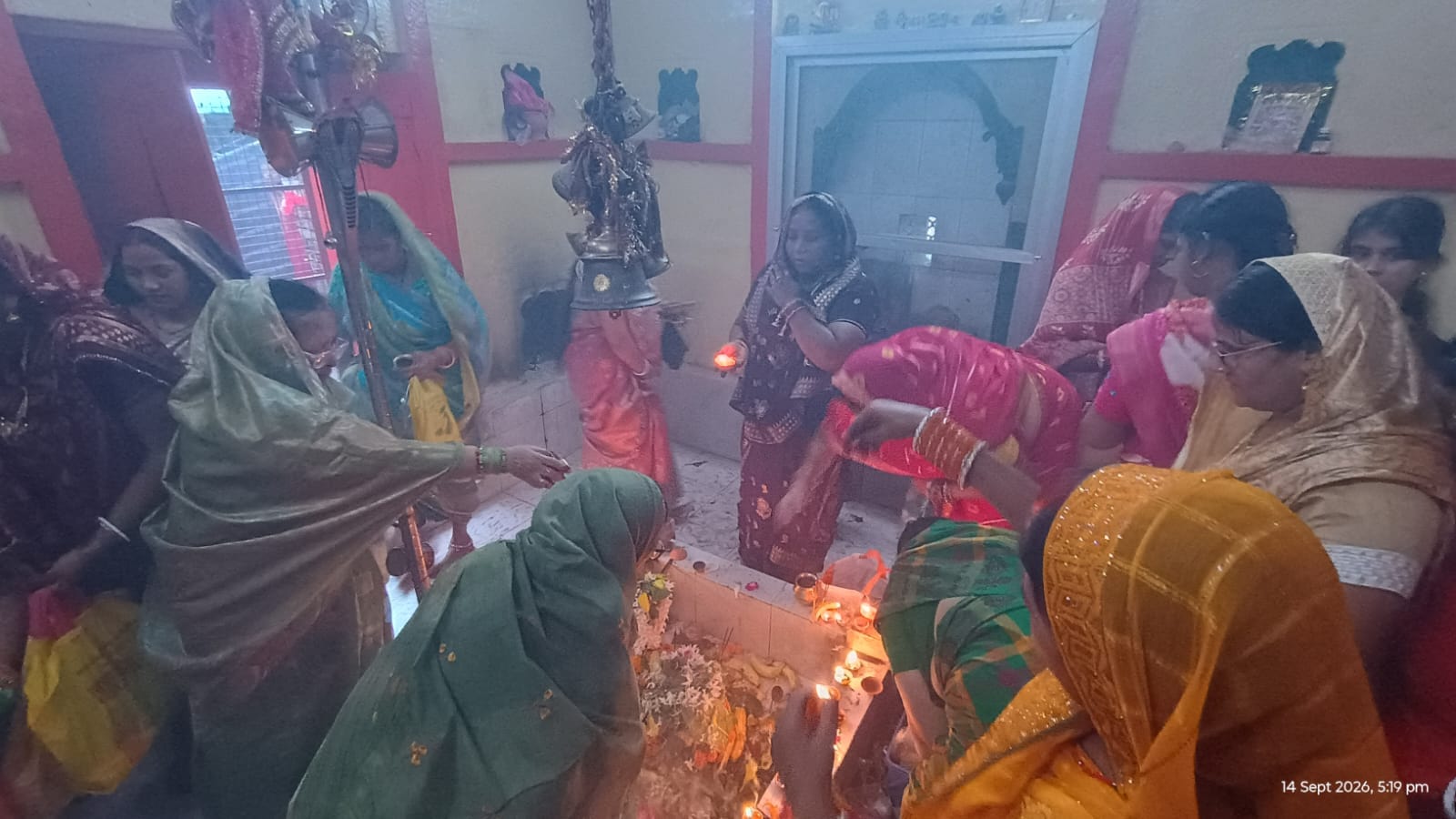 गहमर गांव के नरवा घाट पर गंगा में स्नान करती महिलाएं। संवाद गहमर गांव के नरवा घाट पर गंगा में स्नान करती महिलाएं। संवाद