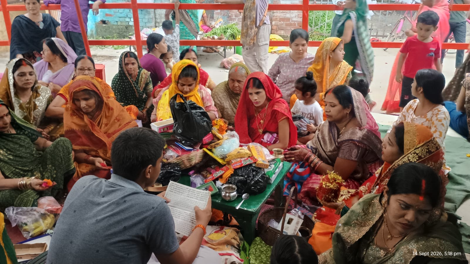 गहमर गांव के नरवा घाट पर गंगा में स्नान करती महिलाएं। संवाद गहमर गांव के नरवा घाट पर गंगा में स्नान करती महिलाएं। संवाद