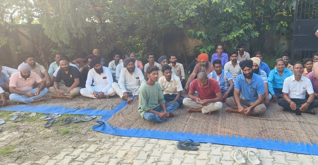 गोला विद्युत वितरण उपखंड में अधीक्षण अभियंता से वार्ता करते भारतीय किसान यूनियन के पदाधिकारी। स गोला विद्युत वितरण उपखंड में अधीक्षण अभियंता से वार्ता करते भारतीय किसान यूनियन के पदाधिकारी। स