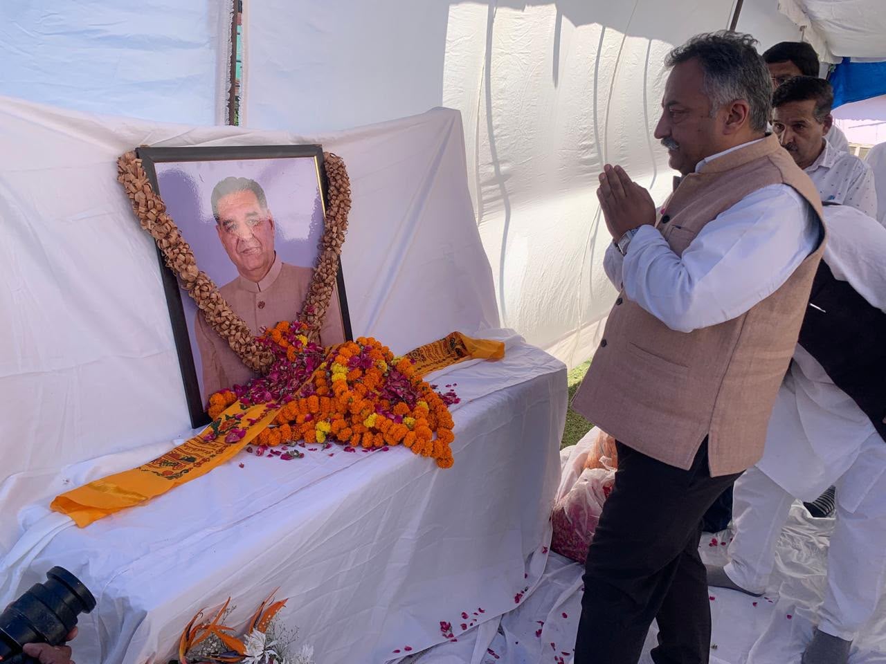 गुलाब सिंह चौहान को 100वीं जयंती पर श्रद्धासुमन अर्पित करने के बाद शिक्षा मंत्री रोहित ठाकुर गुलाब सिंह चौहान को 100वीं जयंती पर श्रद्धासुमन अर्पित करने के बाद शिक्षा मंत्री रोहित ठाकुर