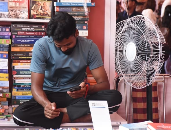 गोमती पुस्तक महोत्सव में युवा।