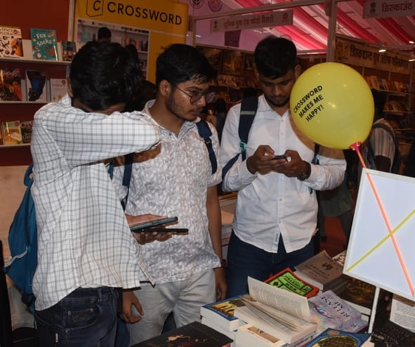 गोमती पुस्तक महोत्सव में युवा।