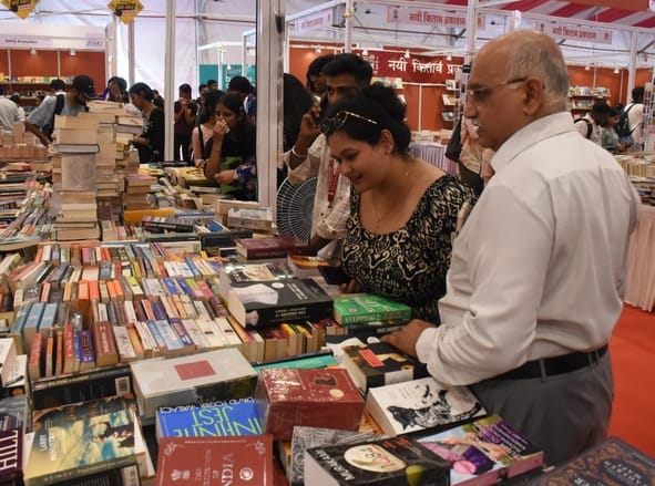 गोमती पुस्तक महोत्सव में युवा।