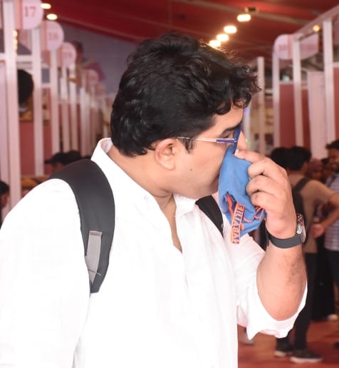 गोमती पुस्तक महोत्सव में युवा।