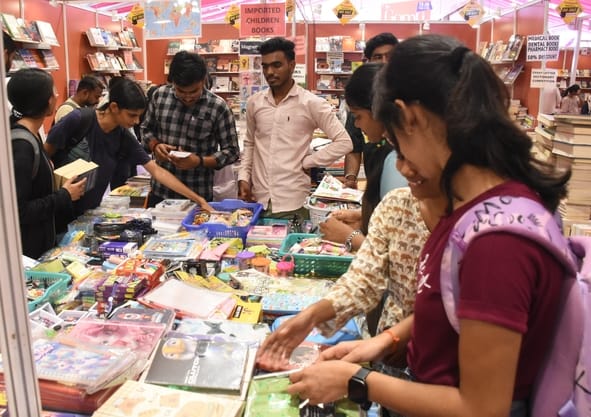 गोमती पुस्तक महोत्सव में युवा।