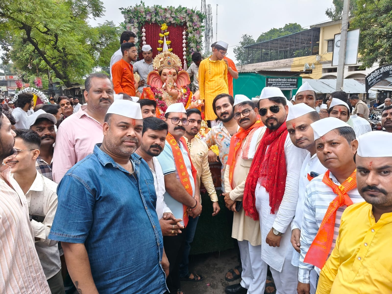गणेश चतुर्थी के उपलक्ष में भगवान गणेश की मूर्ति की स्थापना करने के लिए ले जाते भक्तिगण गणेश चतुर्थी के उपलक्ष में भगवान गणेश की मूर्ति की स्थापना करने के लिए ले जाते भक्तिगण