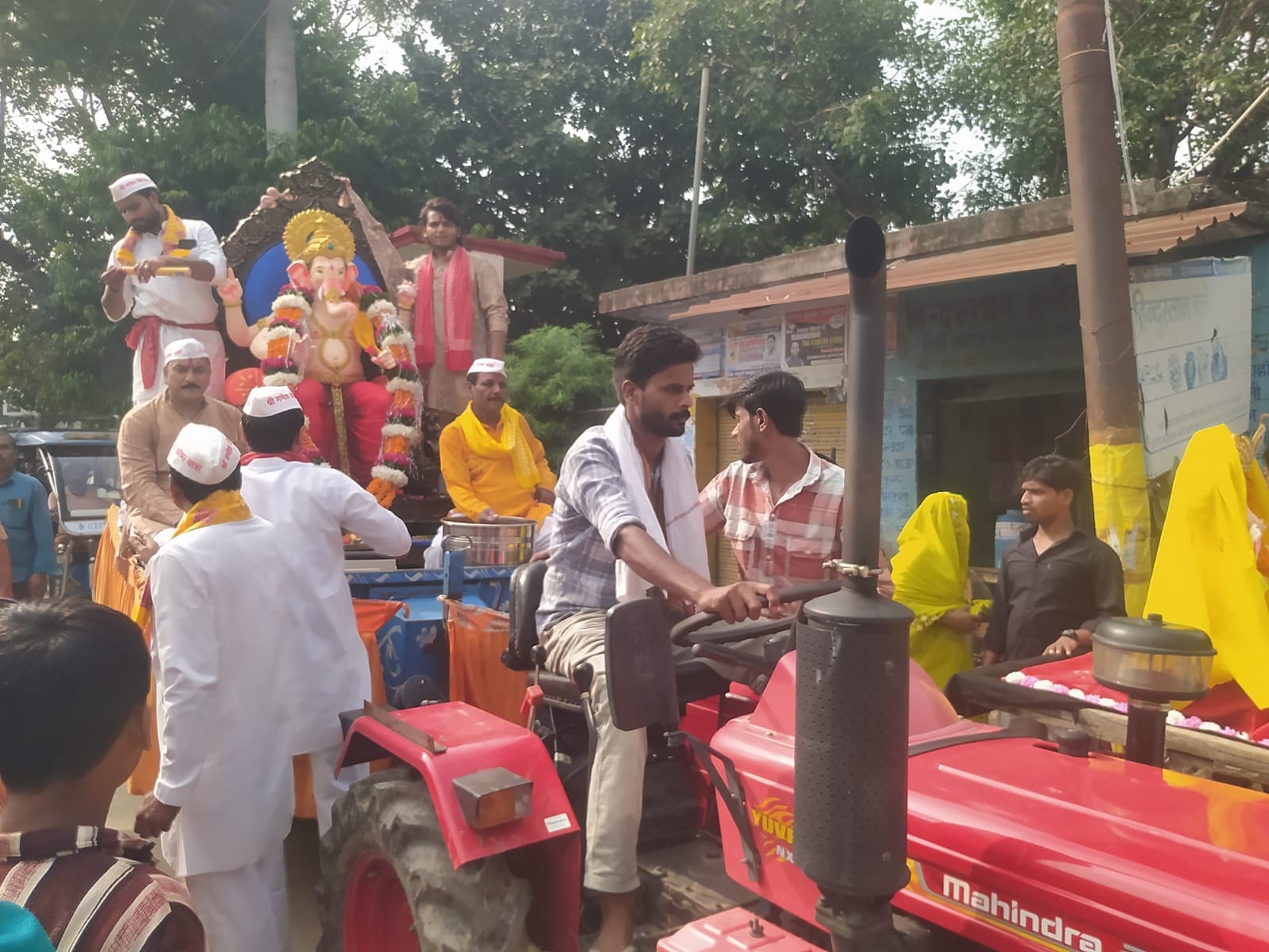 गणेश चतुर्थी के उपलक्ष में भगवान गणेश की मूर्ति की स्थापना करने के लिए ले जाते भक्तिगण गणेश चतुर्थी के उपलक्ष में भगवान गणेश की मूर्ति की स्थापना करने के लिए ले जाते भक्तिगण