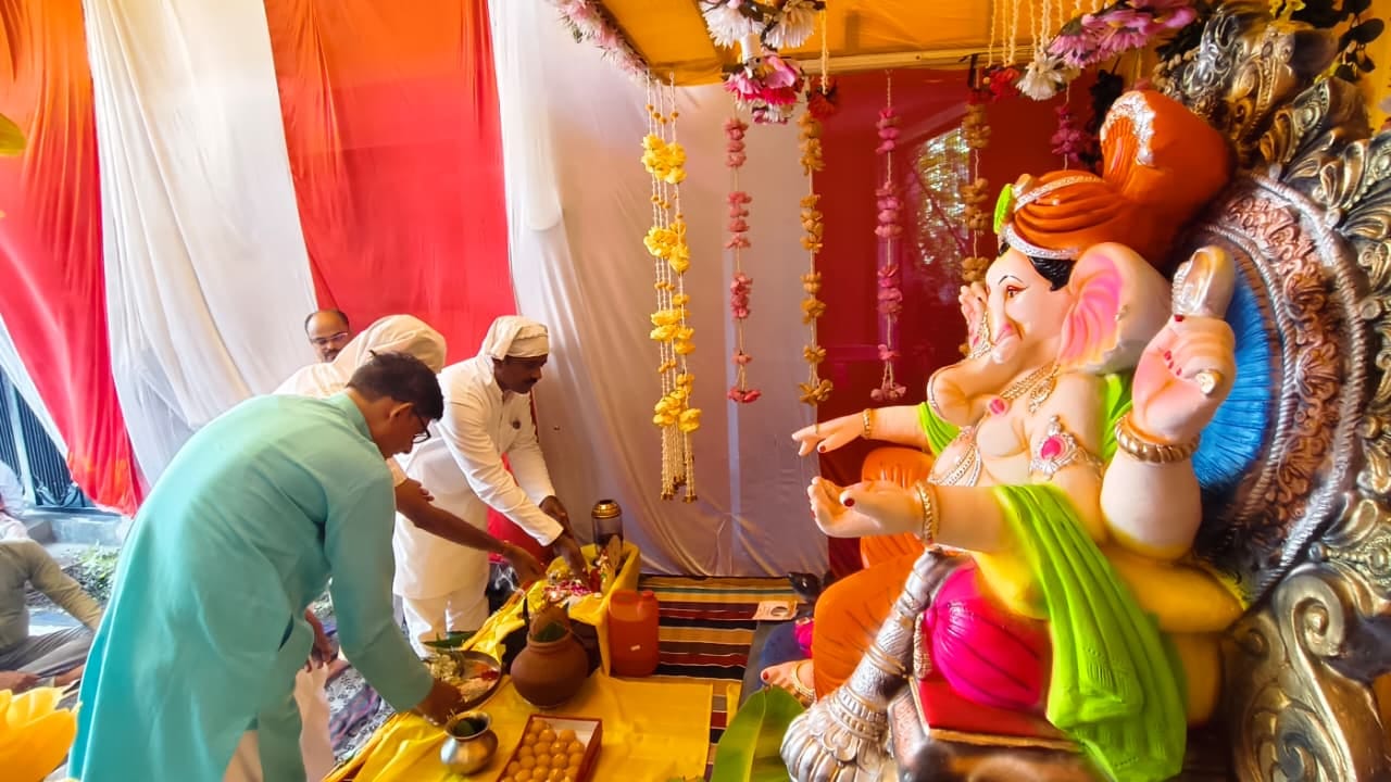 गणेश चतुर्थी के उपलक्ष में भगवान गणेश की मूर्ति की स्थापना करने के लिए ले जाते भक्तिगण गणेश चतुर्थी के उपलक्ष में भगवान गणेश की मूर्ति की स्थापना करने के लिए ले जाते भक्तिगण
