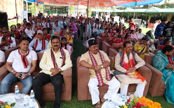 गोरखा सेवा समिति द्वारा आयोजित हरतालिका तीज महोत्सव में रंगारंग प्रस्तुति देते कलाकार।   संवाद