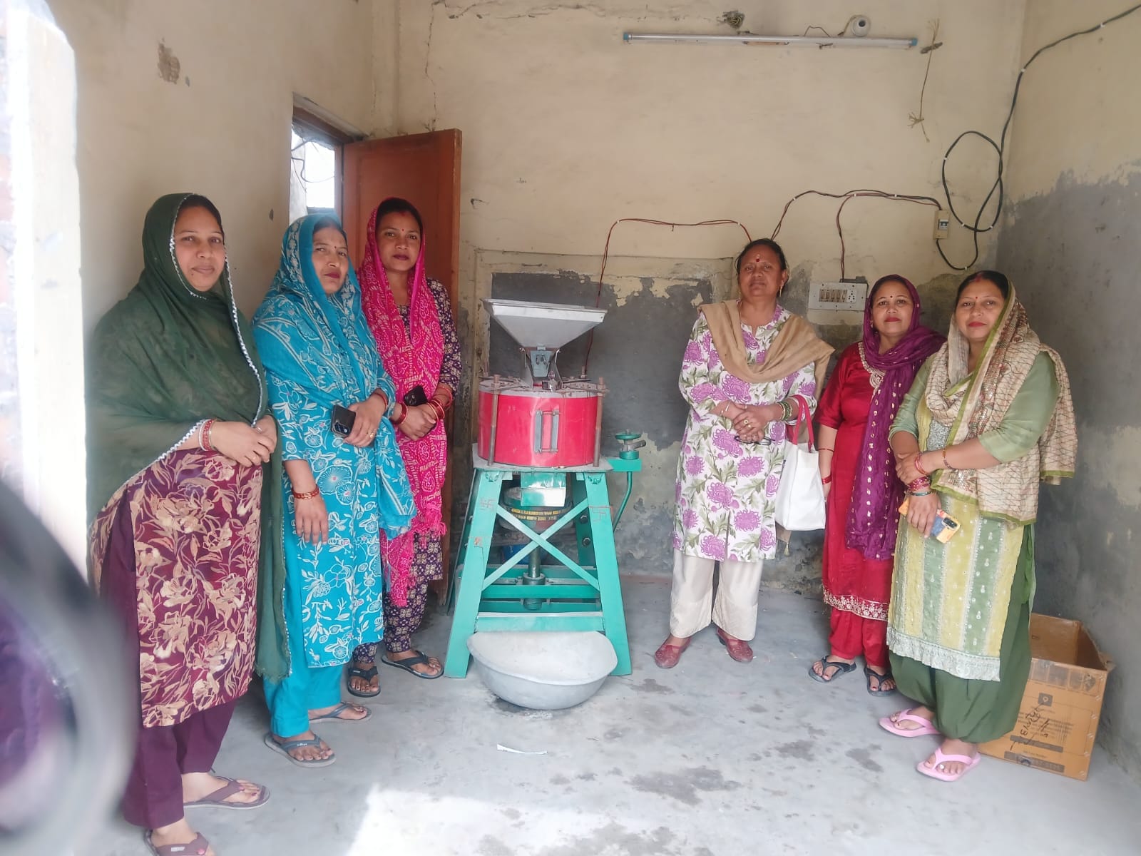 गांव महमूदपुर में घर में उगाई मशरूम के साथ मौजूद नीलम। स्वयं गांव महमूदपुर में घर में उगाई मशरूम के साथ मौजूद नीलम। स्वयं