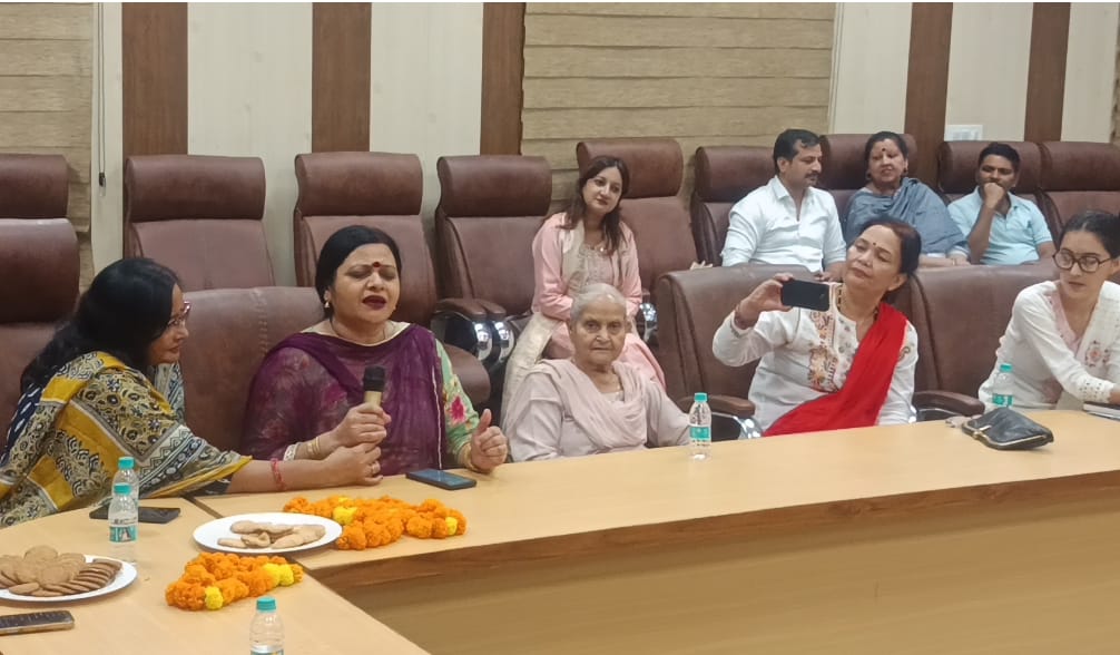 हिंदी दिवस पर पांवटा साहिब में सोमवार रात को आयोजित कवि गोष्ठी में अपनी प्रस्तुति देते हुए कवि हिंदी दिवस पर पांवटा साहिब में सोमवार रात को आयोजित कवि गोष्ठी में अपनी प्रस्तुति देते हुए कवि