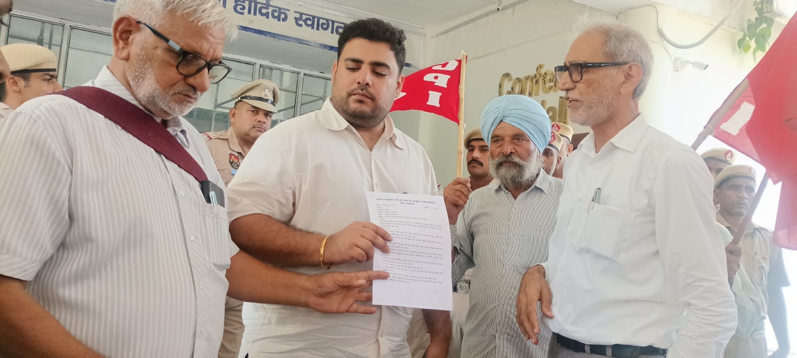 जगाधरी अनाज मंडी में प्रदर्शन कर ज्ञापन देने जाते संगठनों के पदाधिकारी। संवाद जगाधरी अनाज मंडी में प्रदर्शन कर ज्ञापन देने जाते संगठनों के पदाधिकारी। संवाद
