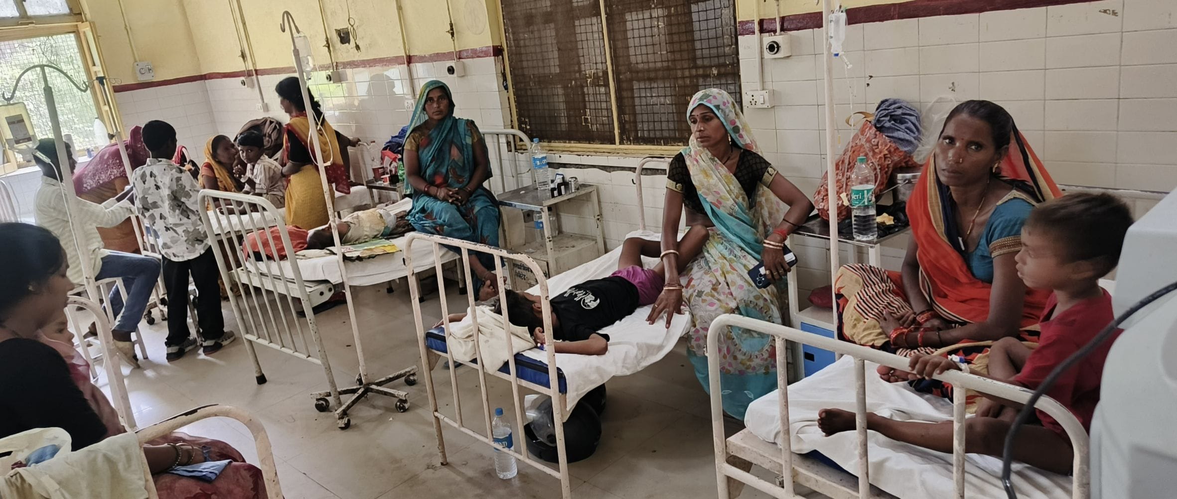 जिला अस्पताल के बच्चा वार्ड में तेज बुखार व डायरिया से पीड़ित बच्चे व देखरेख करते तीमारदार। जिला अस्पताल के बच्चा वार्ड में तेज बुखार व डायरिया से पीड़ित बच्चे व देखरेख करते तीमारदार।