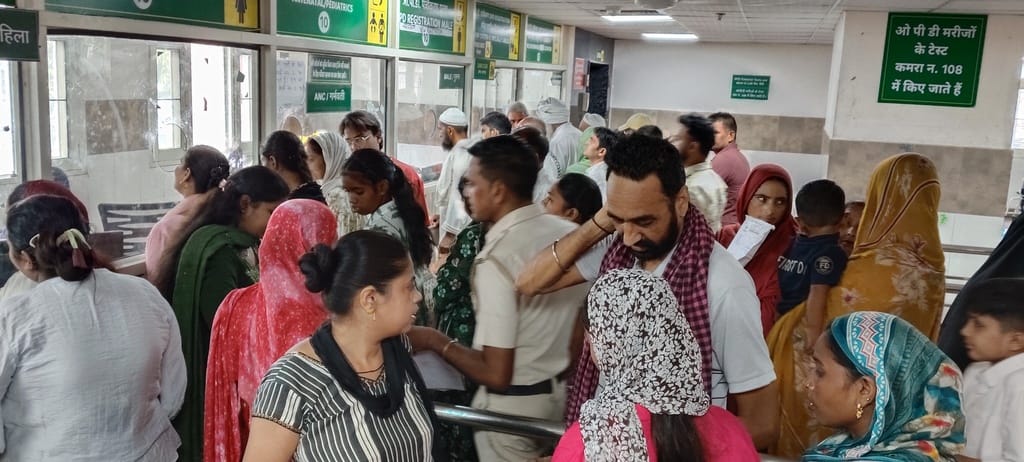 जिला नागरिक अस्पताल में उपचार के लिए लाइन में लगे मरीज। संवाद जिला नागरिक अस्पताल में उपचार के लिए लाइन में लगे मरीज। संवाद