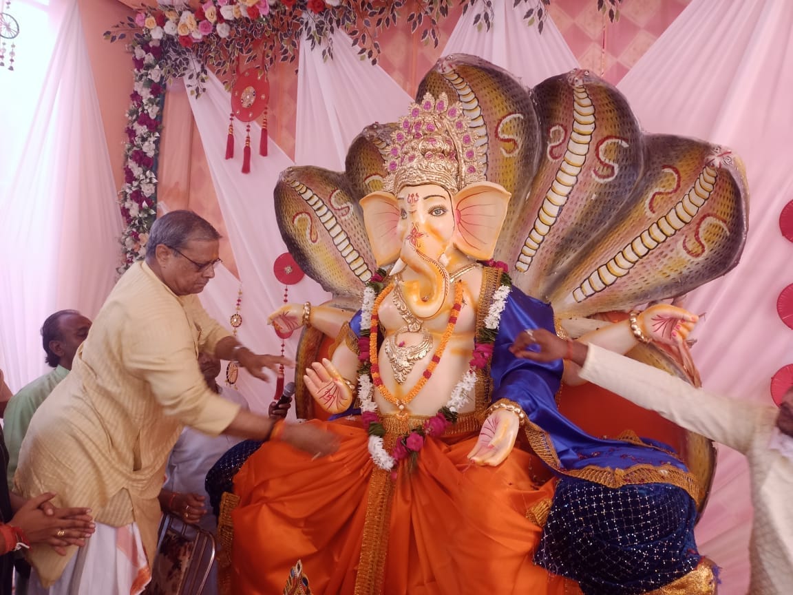 कछवां के हनुमान चौक स्थित हनुमान मंदिर में स्थापित भगवान गणेश की प्रतिमा।-संवाद। कछवां के हनुमान चौक स्थित हनुमान मंदिर में स्थापित भगवान गणेश की प्रतिमा।-संवाद।