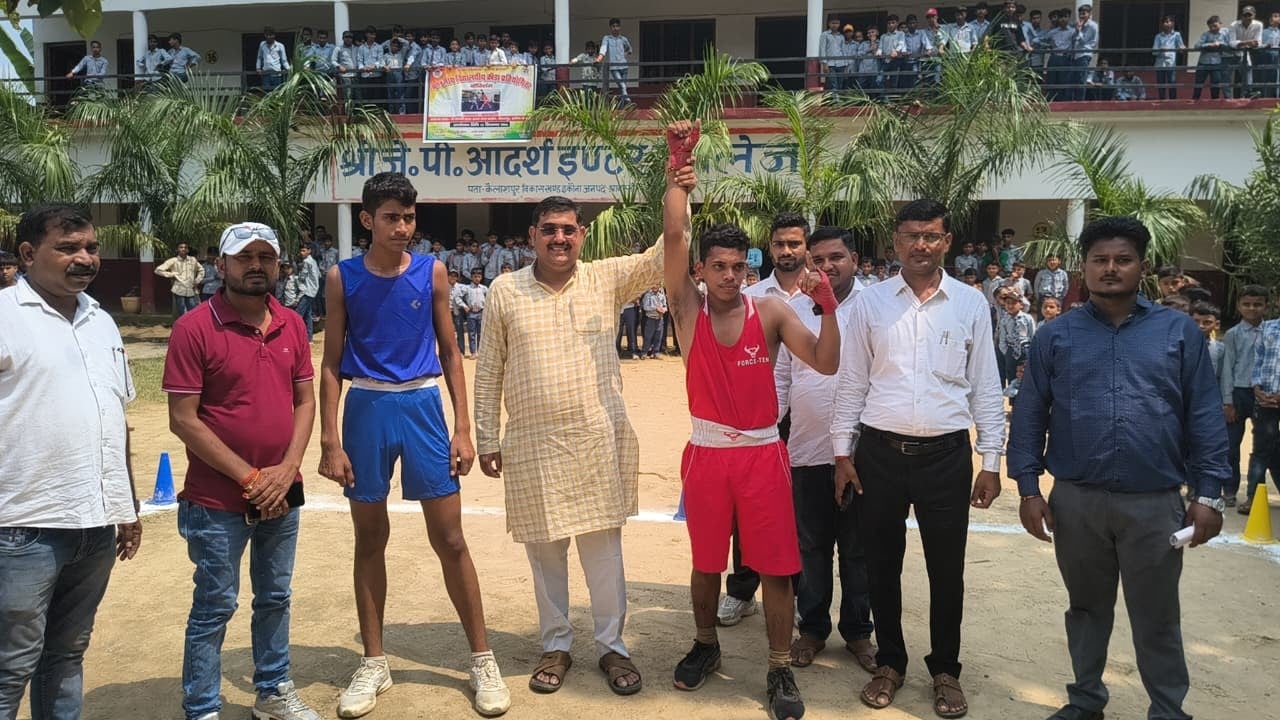 कौना में आयोजित मंडलीय बॉक्सिंग प्रतियोगिता में विजेता खिलाड़ी की घोषणा करते मुख्य अतिथि भाय