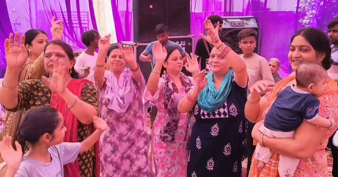 कुरुक्षेत्र। कटरान गली चौताला मोहल्ला के पार्क में श्री गणेश चतुर्थी मनाते हुए वस्त्र अर्पण करत कुरुक्षेत्र। कटरान गली चौताला मोहल्ला के पार्क में श्री गणेश चतुर्थी मनाते हुए वस्त्र अर्पण करत