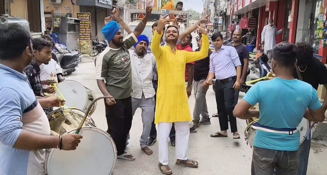 कुरुक्षेत्र। कटरान गली चौताला मोहल्ला के पार्क में श्री गणेश चतुर्थी मनाते हुए वस्त्र अर्पण करत कुरुक्षेत्र। कटरान गली चौताला मोहल्ला के पार्क में श्री गणेश चतुर्थी मनाते हुए वस्त्र अर्पण करत
