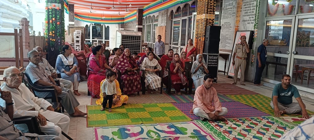कस्बे के प्राचीन दिगंबर जैन बड़े मंदिर मुनि प्रतीक सागर के आगमन पर स्वागत करते कमेटी के पदाधिका