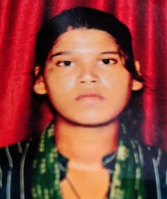 कांट के सरथौली गांव निवासी मृतका वंदना के शोकाकुल परिजन। स्रोत: वीडियो ग्रेब